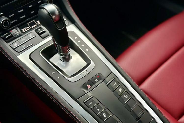 Used Porsche 718 2020 Cayman 2.0T Interior 6