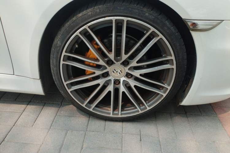 Used Porsche 718  Right Front Wheel Hub