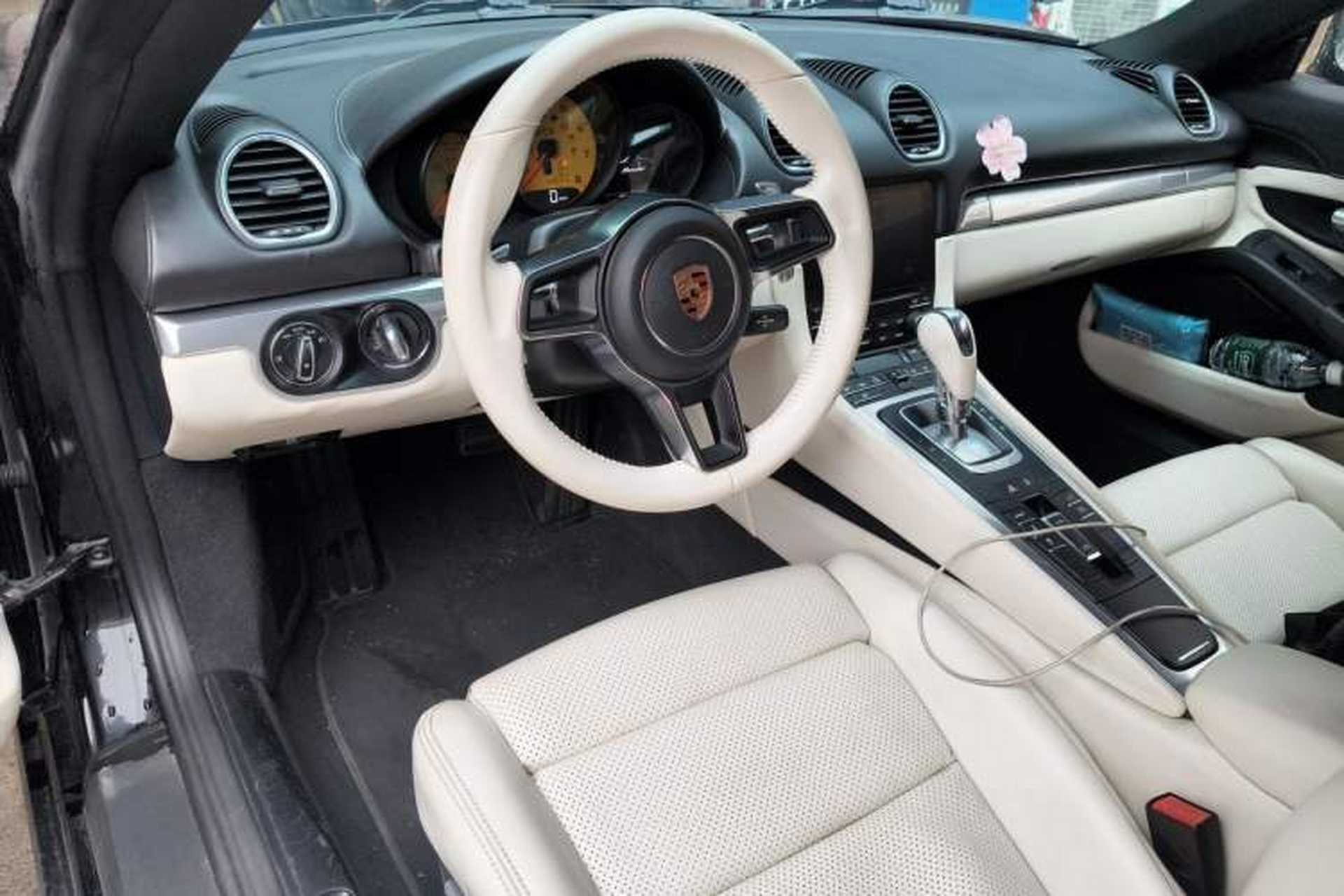 Used Porsche 718 2016 Boxster 2.0T Center Console