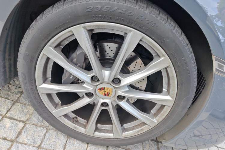 Used Porsche 718 2016 Cayman 2.0T Right Front Wheel Hub