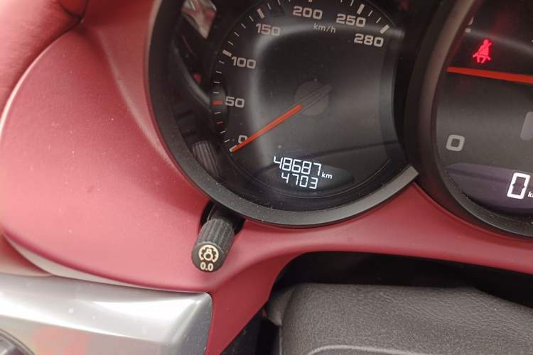 Used Porsche 718 2016 Boxster 2.0T Odometer Close Up