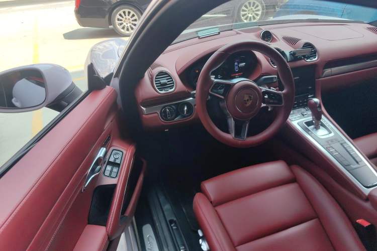 Used Porsche 718 2016 Cayman 2.0T Center Console