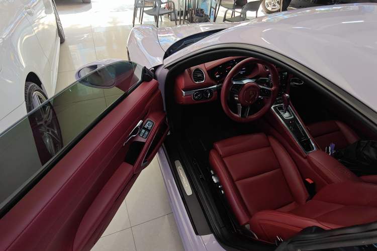 Used Porsche 718 2016 Cayman 2.0T Interior 3
