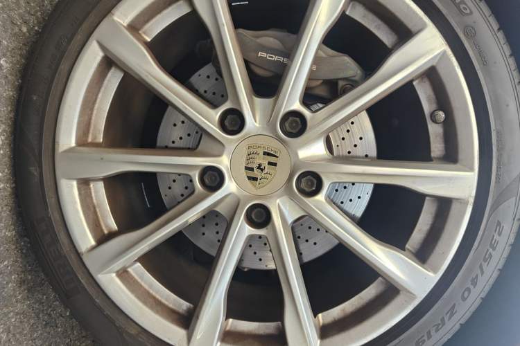 Used Porsche 718 2016 Cayman 2.0T Right Front Wheel Hub