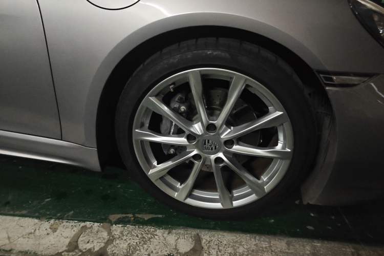 Used Porsche 718 2016 Cayman 2.0T Right Front Wheel Hub
