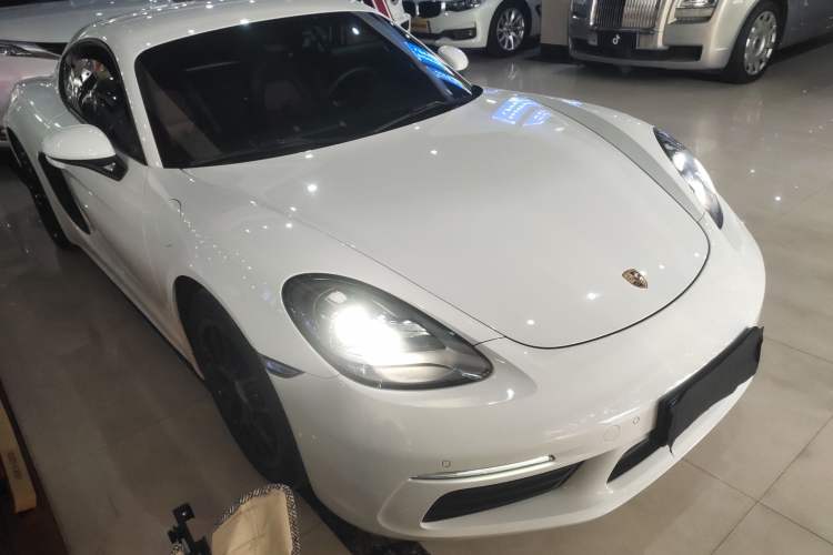 Used Porsche 718 2016 Cayman 2.0T Front Right 45 Deg