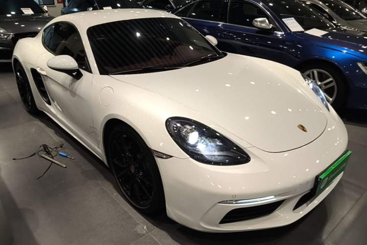 Used Porsche 718 2016 Cayman 2.0T Front Right 45 Deg