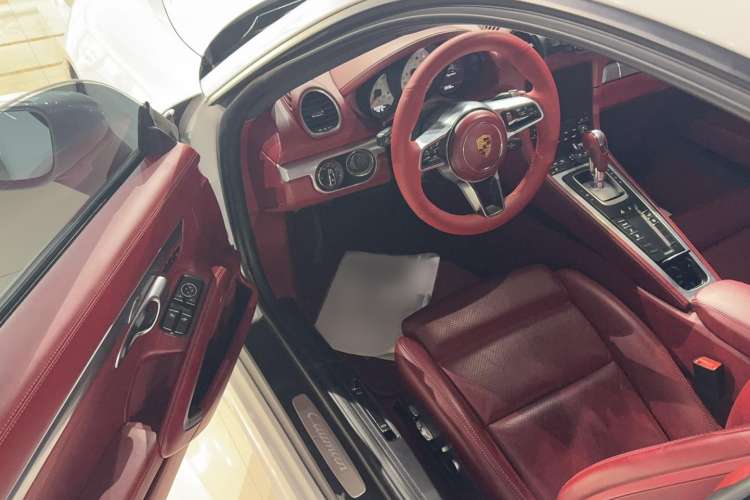 Used Porsche 718 2016 Cayman 2.0T Interior 2