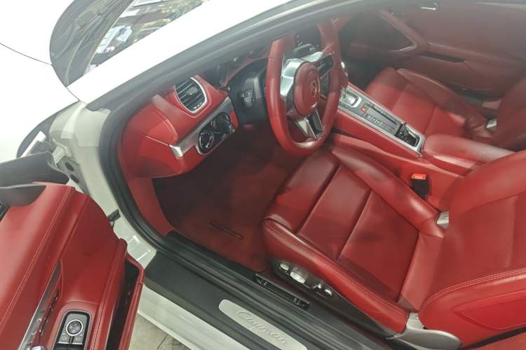 Used Porsche 718 2016 Cayman 2.0T Interior 3