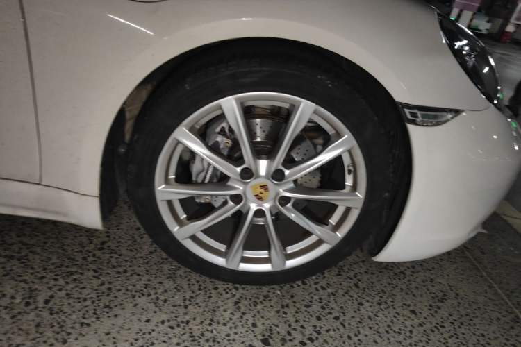 Used Porsche 718 2016 Cayman 2.0T Right Front Wheel Hub