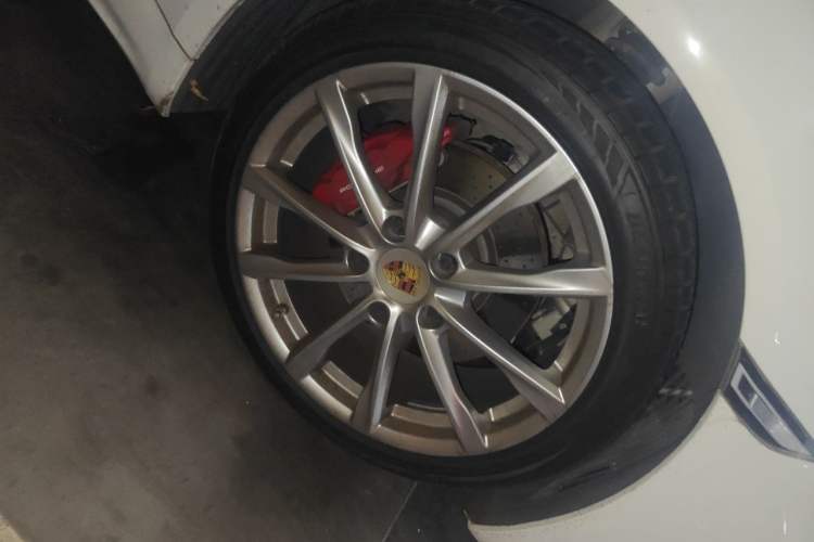 Used Porsche 718 2016 Boxster 2.0T Right Front Wheel Hub