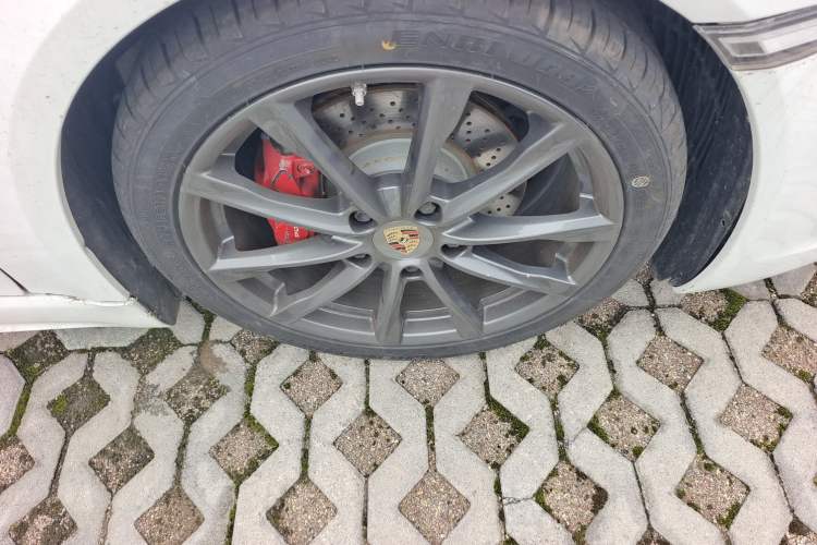 Used Porsche 718 2016 Cayman 2.0T Right Front Wheel Hub