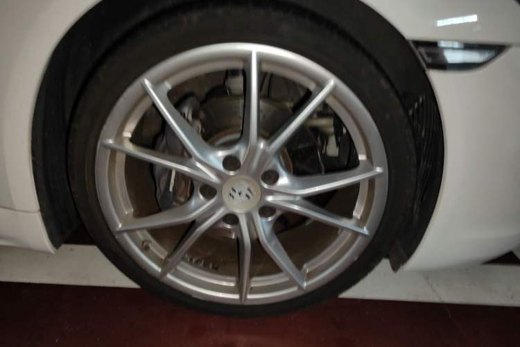 Used Porsche 718 2016 Cayman 2.0T Right Front Wheel Hub