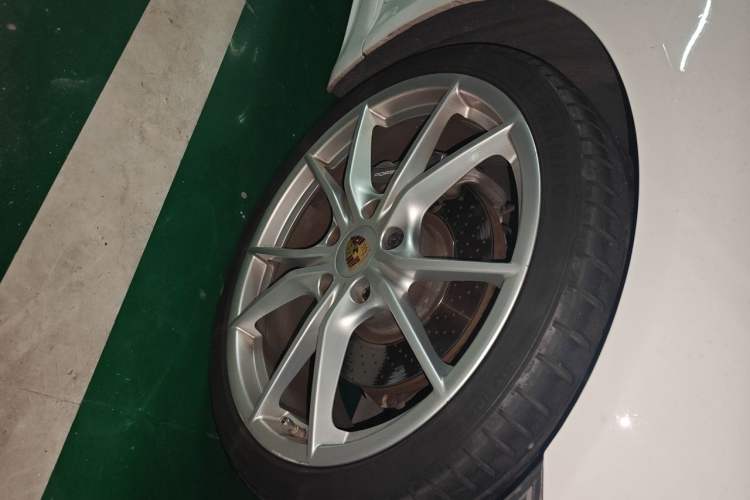 Used Porsche 718 2016 Boxster 2.0T Right Front Wheel Hub