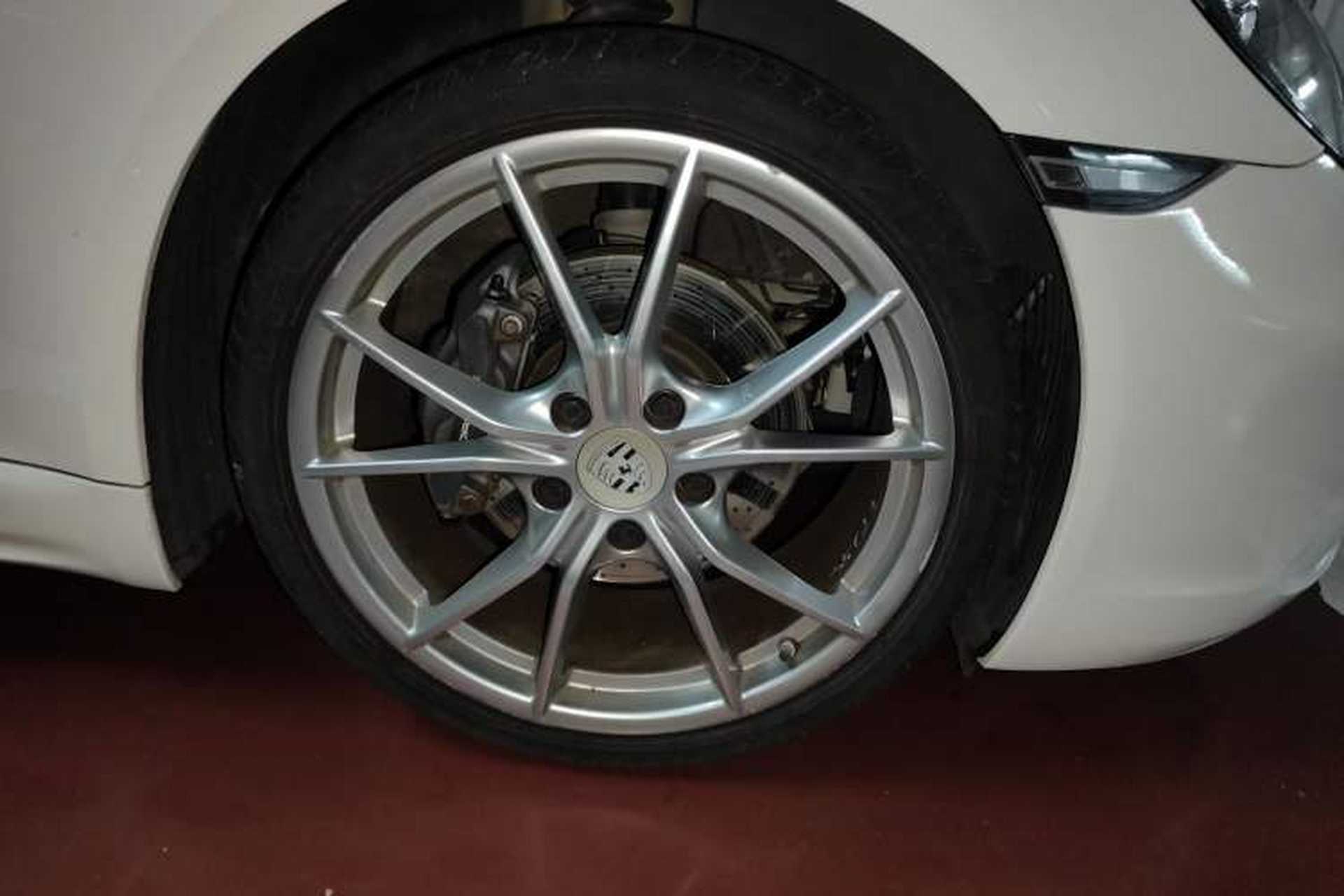 Used Porsche 718 2016 Cayman 2.0T Right Front Wheel Hub
