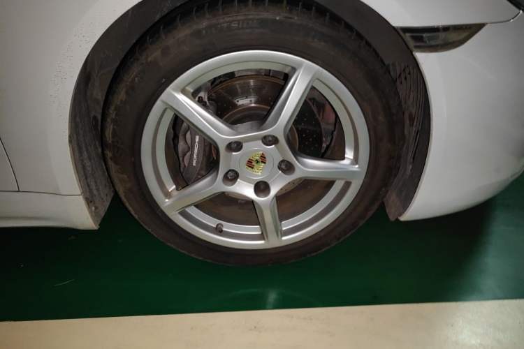 Used Porsche 718 2016 Cayman 2.0T Right Front Wheel Hub