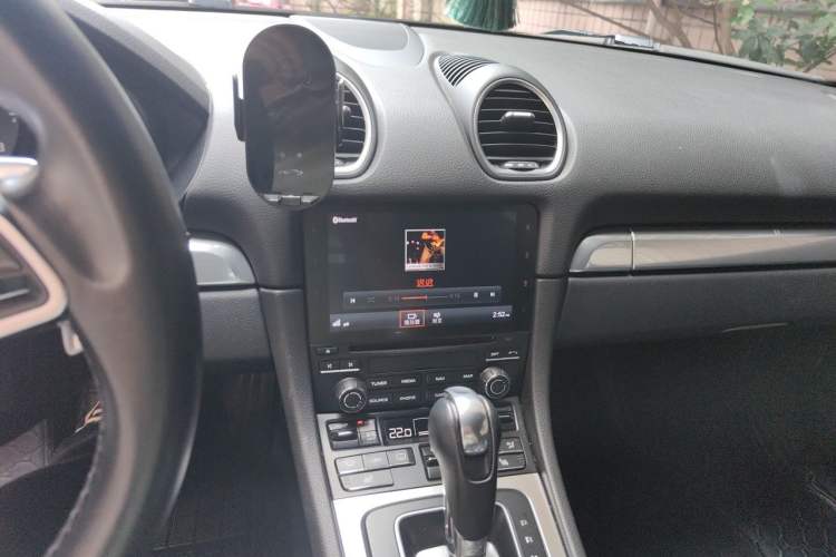 Used Porsche 718 2018 Cayman 2.0T Audio And AC Panel