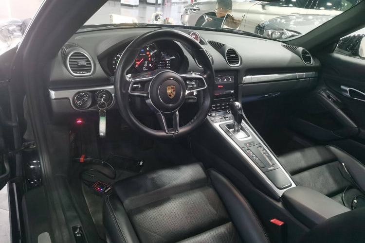Used Porsche 718 2018 Cayman 2.0T Interior 2