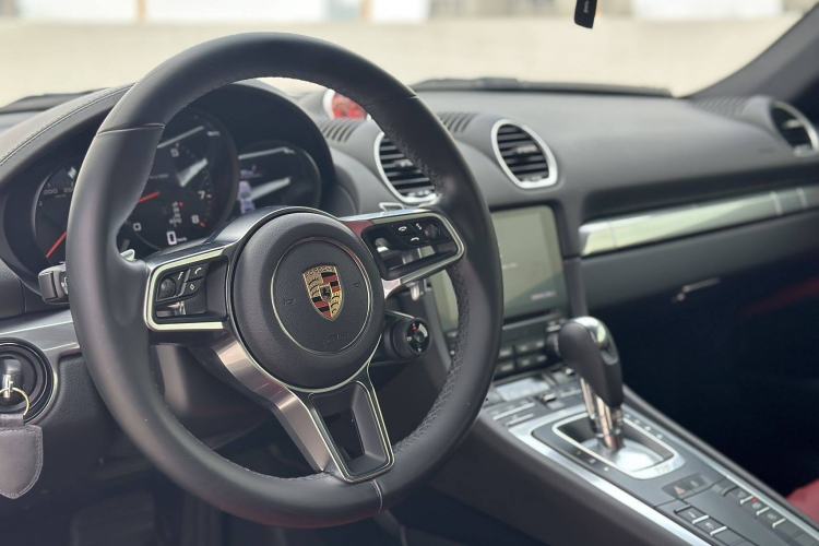 Used Porsche 718 2018 Cayman 2.0T Interior 2