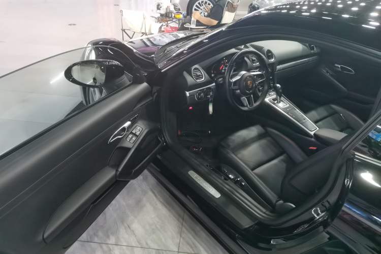 Used Porsche 718 2018 Cayman 2.0T Interior 3