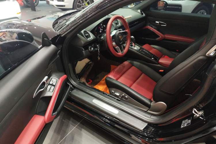 Used Porsche 718 2018 Cayman 2.0T Interior 3