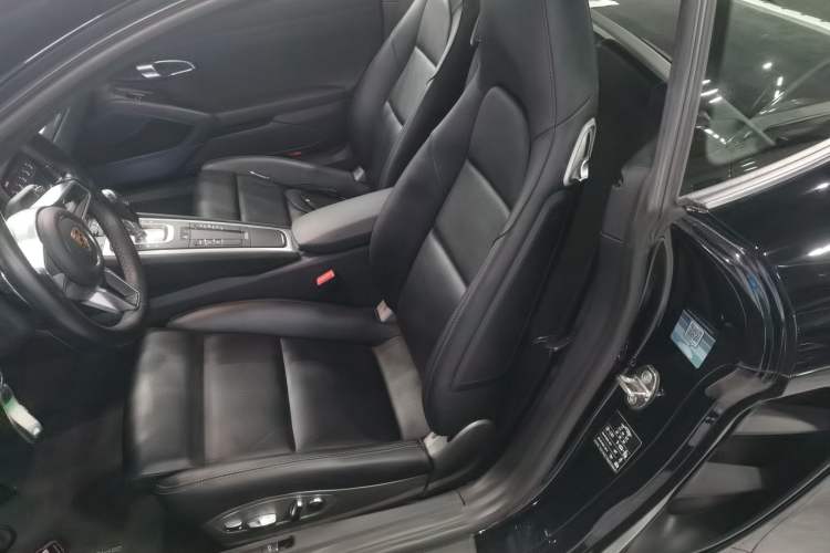 Used Porsche 718 2018 Cayman 2.0T Interior 4