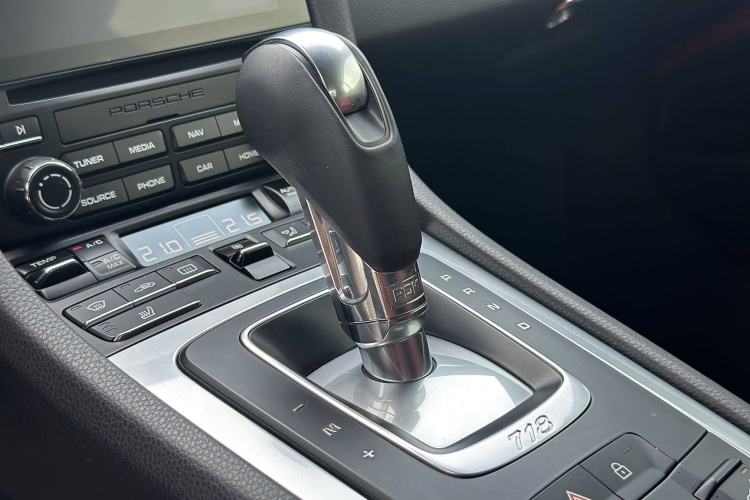 Used Porsche 718 2018 Cayman 2.0T Interior 5