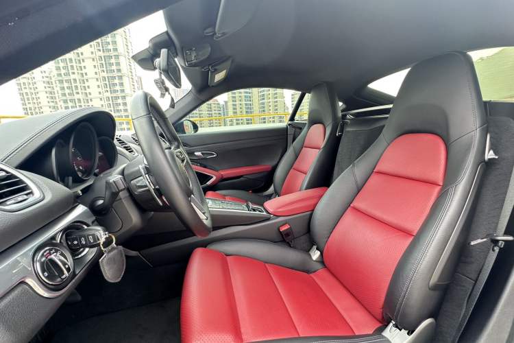 Used Porsche 718 2018 Cayman 2.0T Interior 7