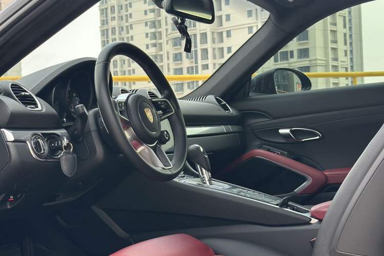 Used Porsche 718 2018 Cayman 2.0T Interior 8