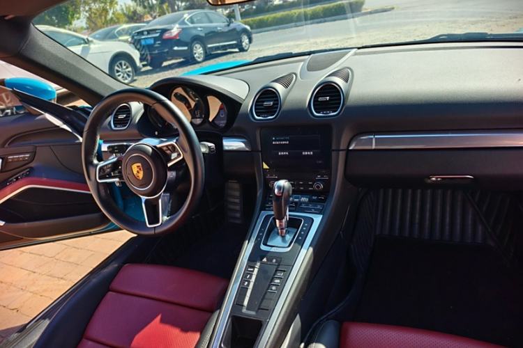 Used Porsche 718 2018 Cayman 2.0T Interior 1