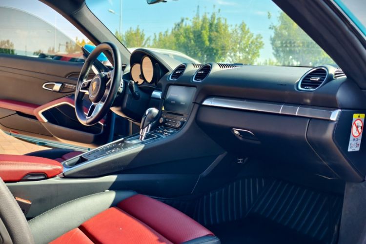 Used Porsche 718 2018 Cayman 2.0T Interior 3