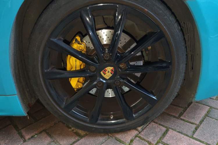 Used Porsche 718  Right Front Wheel Hub