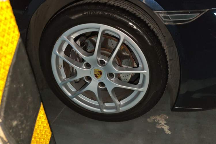 Used Porsche 718 2018 Boxster 2.0T Right Front Wheel Hub
