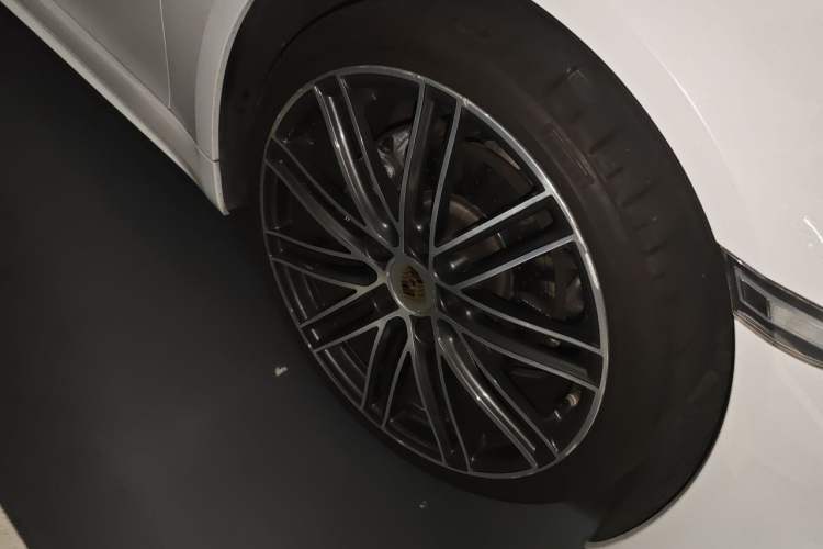 Used Porsche 718 2018 Boxster 2.0T Right Front Wheel Hub