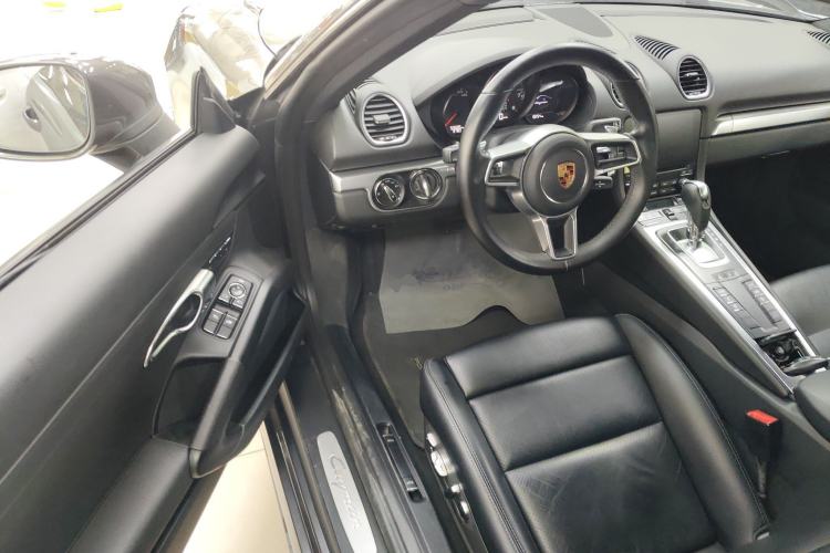 Used Porsche 718 2018 Cayman 2.0T Interior 3