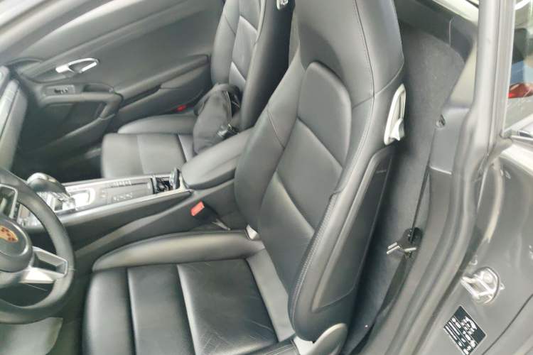 Used Porsche 718 2018 Cayman 2.0T Interior 4