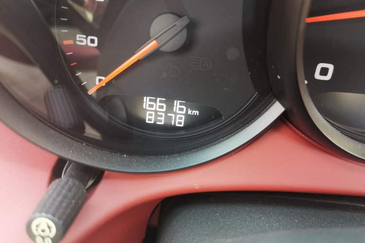 Used Porsche 718 2018 Cayman 2.0T Odometer Close Up