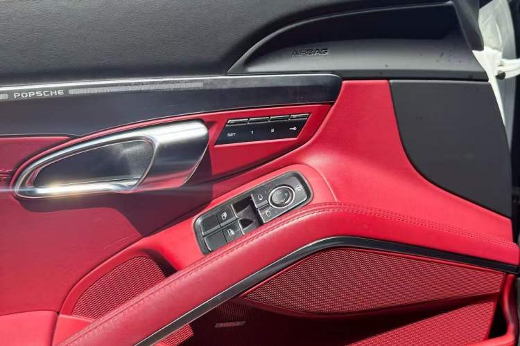 Used Porsche 718 2018 Boxster 2.0T Interior 10