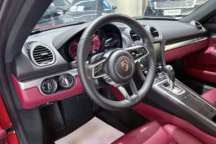 Used Porsche 718 2018 Cayman 2.0T Interior 2