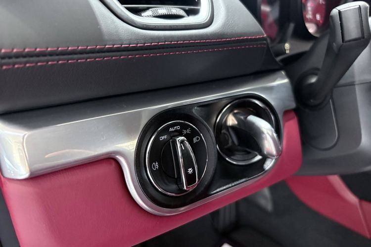 Used Porsche 718 2018 Cayman 2.0T Interior 4