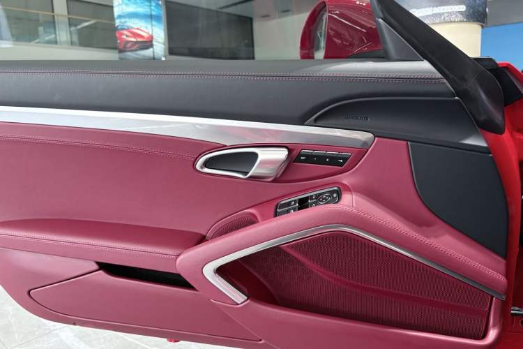 Used Porsche 718 2018 Cayman 2.0T Interior 8