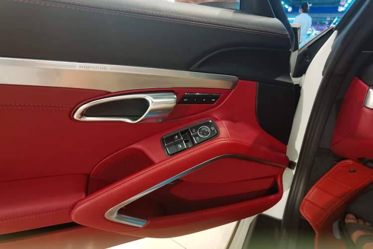 Used Porsche 718 2018 Boxster 2.0T Interior 9