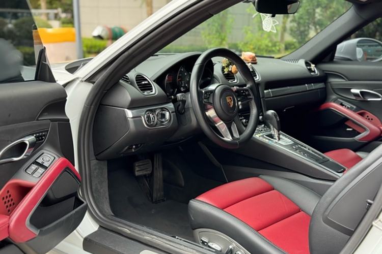 Used Porsche 718 2018 Cayman 2.0T Interior 1