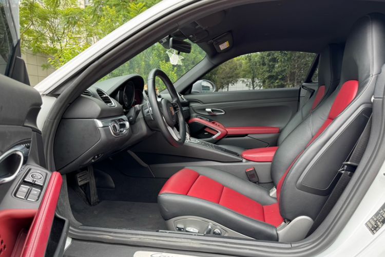 Used Porsche 718 2018 Cayman 2.0T Interior 2