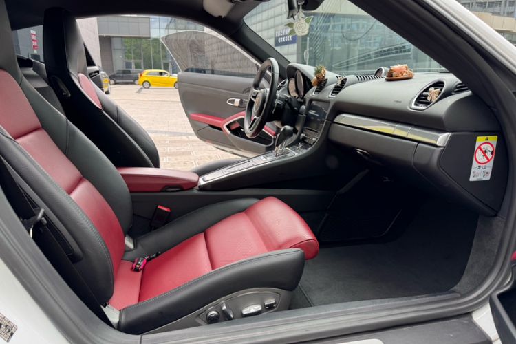 Used Porsche 718 2018 Cayman 2.0T Interior 3