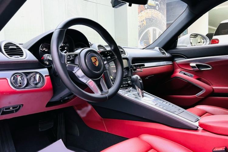 Used Porsche 718 2018 Cayman 2.0T Interior 4