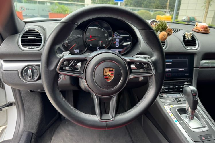 Used Porsche 718 2018 Cayman 2.0T Interior 4