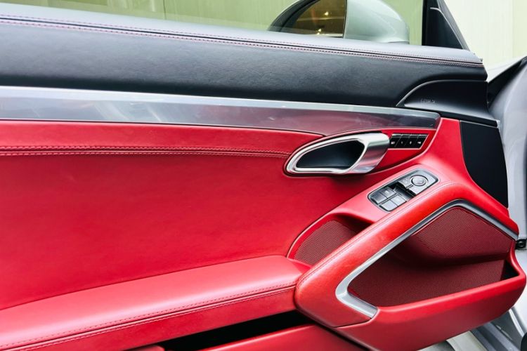 Used Porsche 718 2018 Cayman 2.0T Interior 5