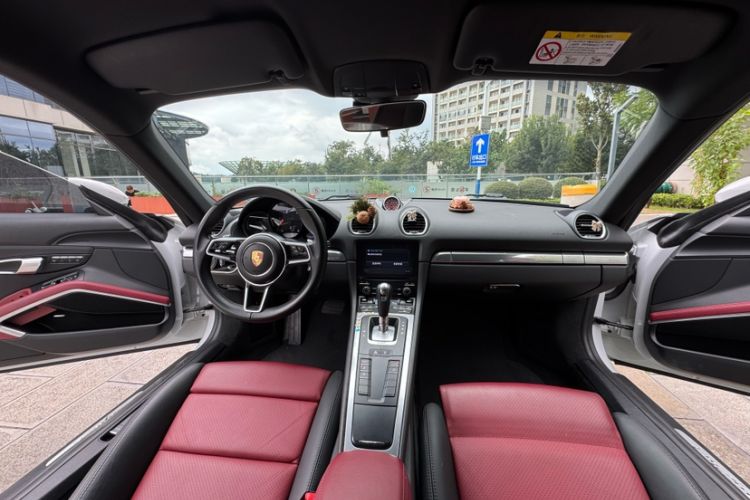 Used Porsche 718 2018 Cayman 2.0T Interior 7