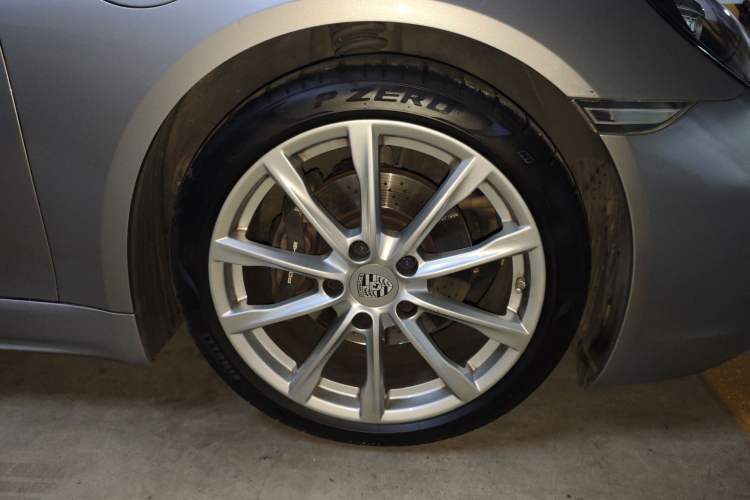 Used Porsche 718 2018 Boxster 2.0T Right Front Wheel Hub